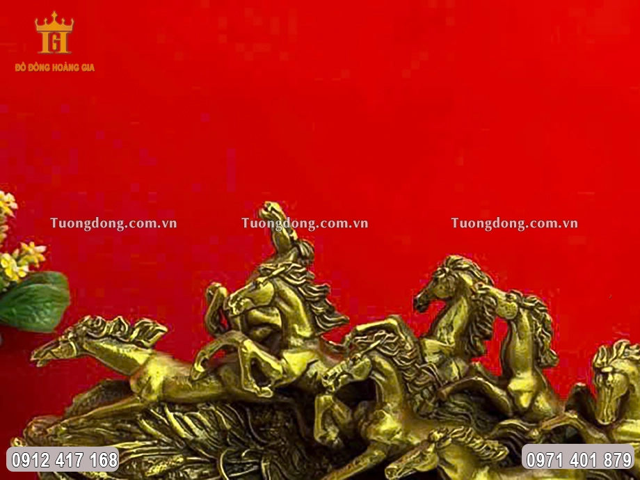 Bạch Mã dẫn đầu đàn ngựa 8 con